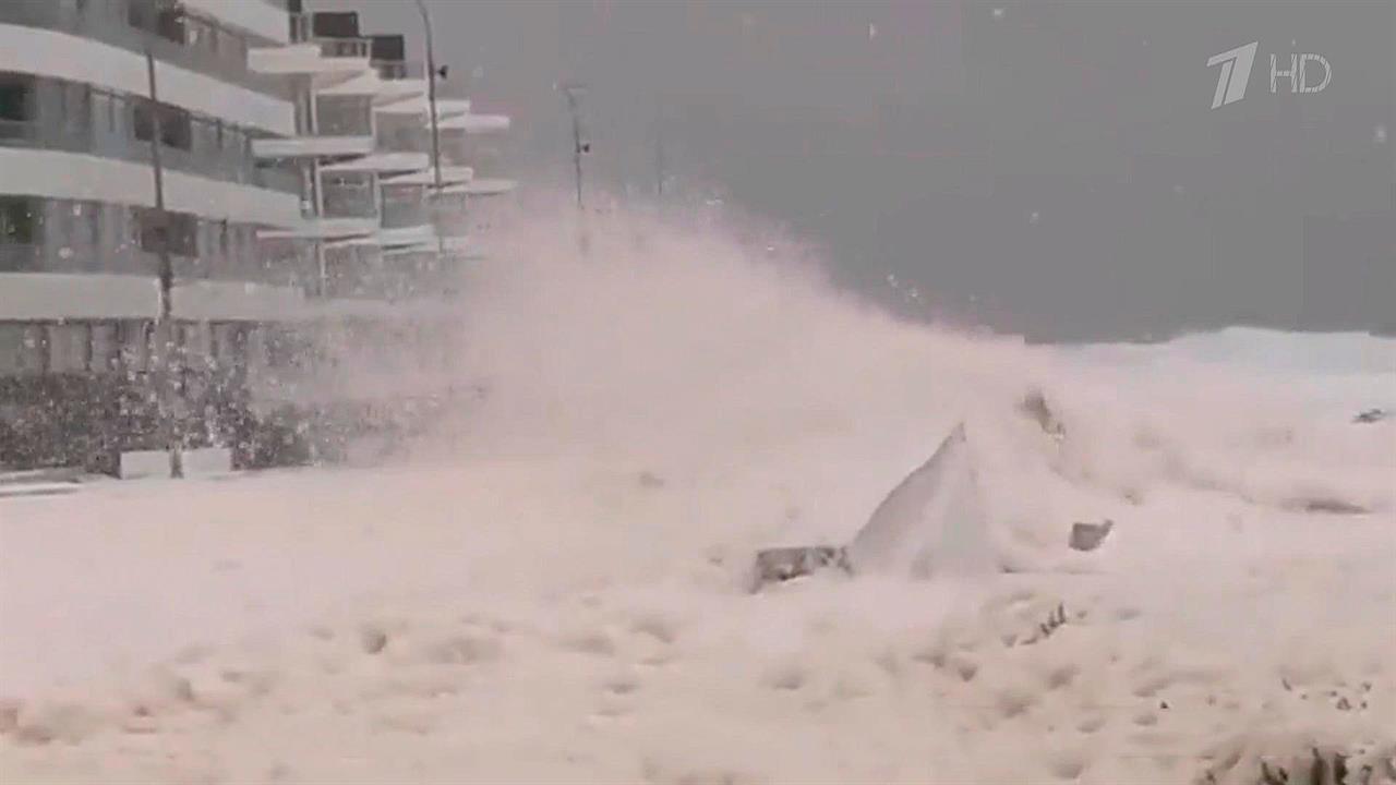 На Уругвай обрушился циклон с морской пеной