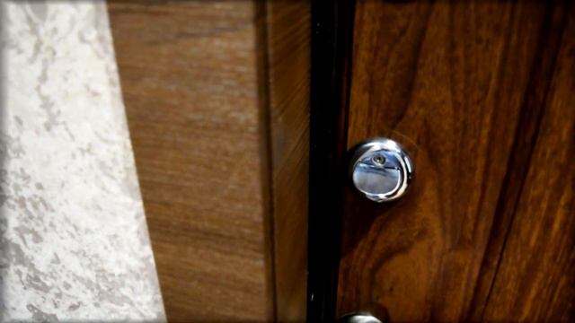 Ночная задвижка входной двери. Что НИКОГДА нельзя делать и как это потом ИСПРАВИТЬ! смотреть онлайн