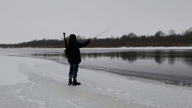 очередная рыбалочка со спиннингом на зимней реке смотреть онлайн