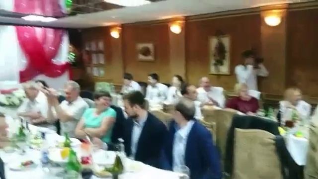 Поймала букет, парень в шоке смотреть онлайн