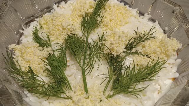 Наиболее подходящий салат для маминого красивого хрустального салатника