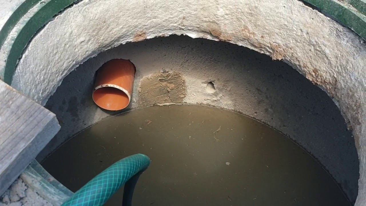 Черпак для очистки выгребных ям. Труба для откачки септика. Колодец для канализации. Септик для высокого угв. Заполнилась канализация.