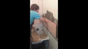 Укладка плитки с использованием лазерного уровня.