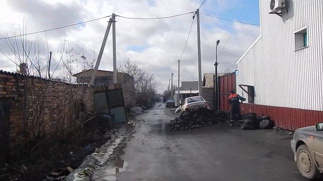 Караганда | улица Орская | Вода из шланга заливает лужу