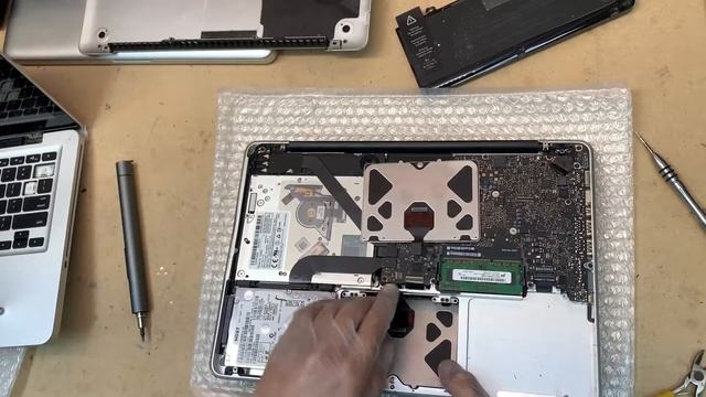 MacBook Pro 2012 13" Trackpad Replacement + Battery Replacement смотреть онлайн