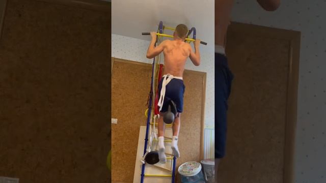 Подтягивания с дополнительным весом 24кг на 8 повторений смотреть онлайн