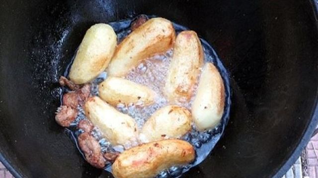 Утка, тушенная с картошкой в казане