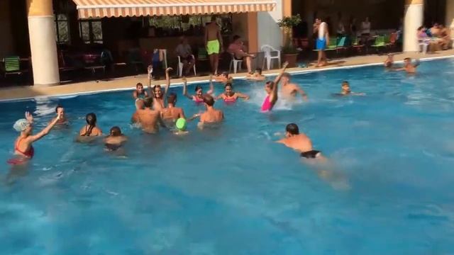 ПОХЛОПАЕМ-ПОТОПАЕМ смотреть онлайн