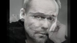 По лысине не скучаю: 46-летний Аверин с густой копной волос потряс феноменальным преображением.