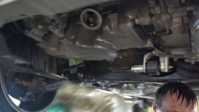 Хонда Везел. HR V. RU1. Первая замена масла и фильтра в ДВС. Осмотр состояния автомобиля смотреть онлайн