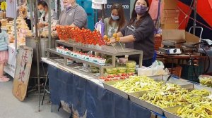 УЛИЧНАЯ ЕДА С КИТАЙСКОГО РЫНКА. Куриные лапки и жопки, тушки животных и столетние яйца.