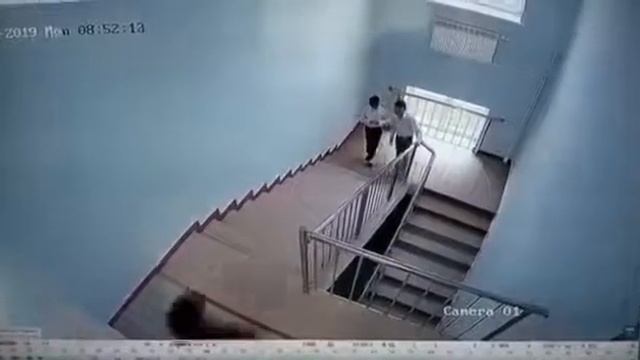 Мальчик в школе упал с третьего этажа смотреть онлайн