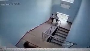 Мальчик в школе упал с третьего этажа