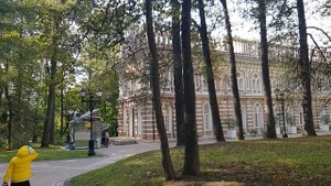 Отец жениха воротил нос от бедной невесты при знакомстве, а когда она пришла к нему на работу...