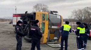 В Приморье перевернулся школьный автобус