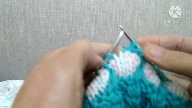 МК для начинающих по вязанию простой симпатичной шапочки спицами по кругу. Вяжем шапочку до донышка смотреть онлайн