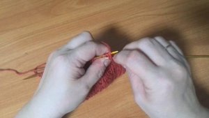 Резиночка спицами. Вяжется не сложно, смотрится симпатично!