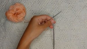 Асимметричный бактус с ажурной полосой спицами. Свяжет даже начинающий||Платок спицами||