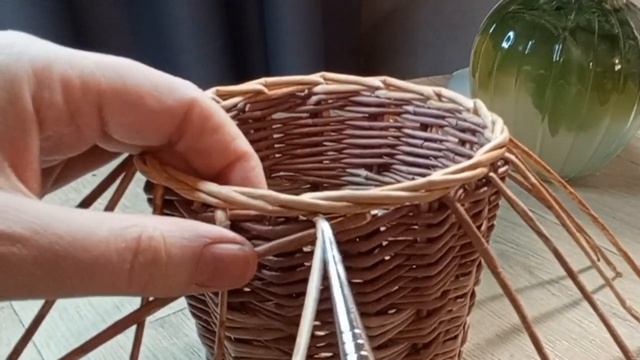 Простая загибка из газетных трубочек , я назвала её косичка. Simple paper tube bend.