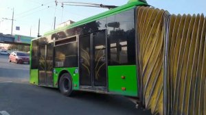 Сломанный тролейбус едет царапая асфальт