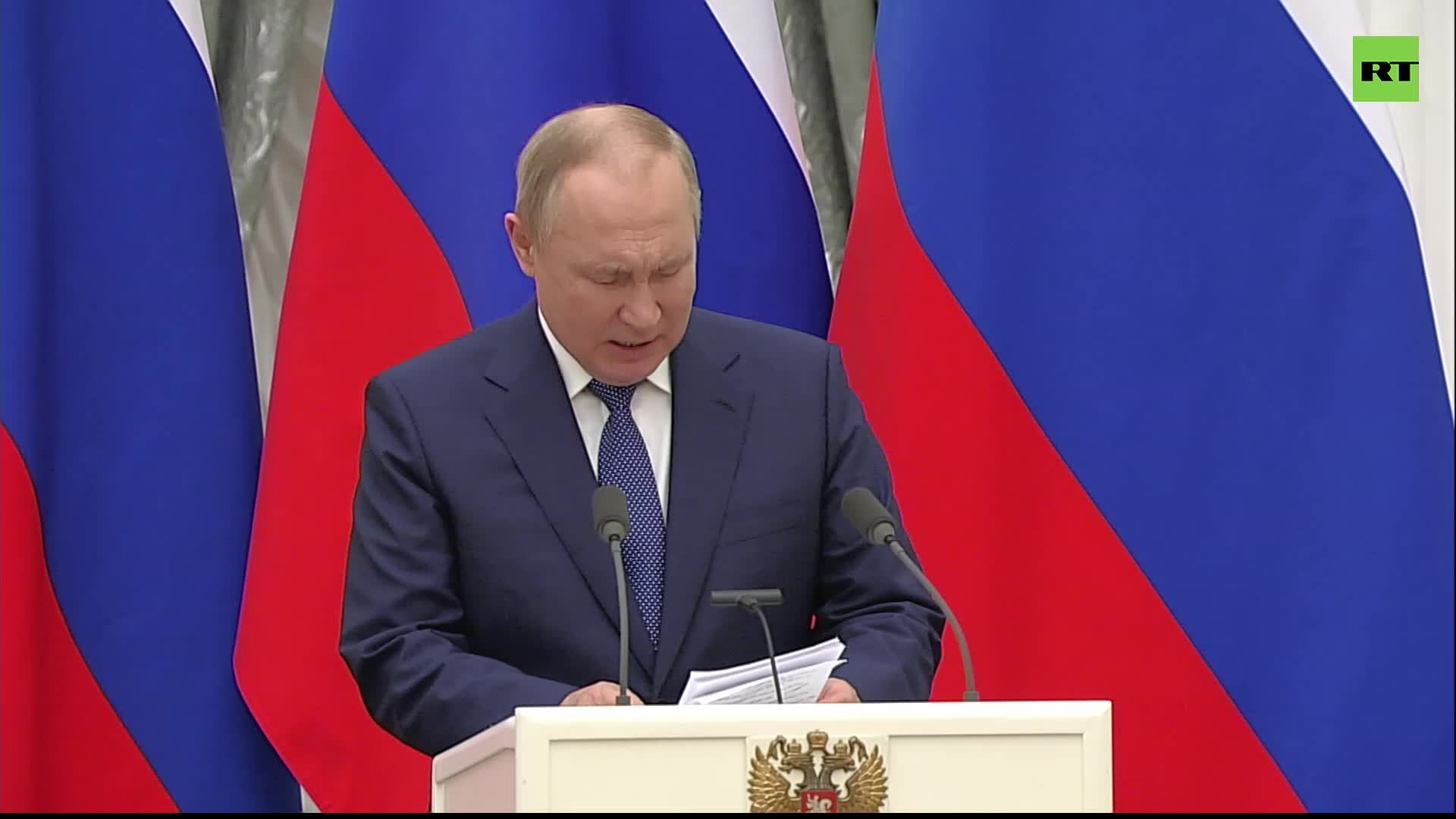Путин и Макрон проводят пресс-конференцию по итогам переговоров