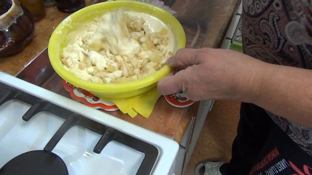 Шарлотка с ананасами (пирог в сковородке - 2 ). Пирог - перевертыш.