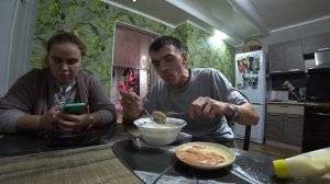НАЛЕПИЛИ ПЕЛЬМЕНЕЙ / МУКБАНГ / ВИТАЛИК И АНГЕЛИНА УЖИНАЮТ / ПЕЛЬМЕНИ СВОИМИ РУКАМИ
