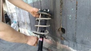 Mitsubishi ASX  выставляем верхнюю чашку пружины .