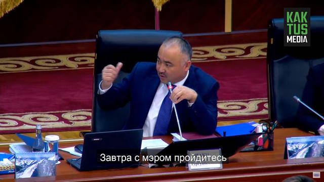 "Пусть хоть на голову наденут". Шакиеву не нравится реклама на английском и русском языках