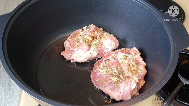 Не знаете что приготовить? Приготовьте макароны с курицей на ужин или обед в томатном соусе.