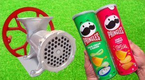 ЭКСПЕРИМЕНТ! БОЛЬШАЯ МЯСОРУБКА ПРОТИВ ЧИПСОВ PRINGLES! АСМР