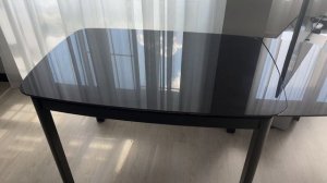 Стол из темного стекла