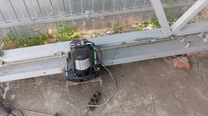 откатные ворота 18 метровые установил электродвигатель на ворота и рейку как работают