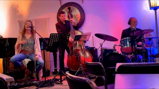 Turn On The Light - Sanyoo; live at Frau Mayer, Wien смотреть онлайн