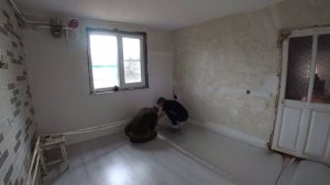 Укладываем ламинат в нашу кухню и гостинную/Завершающий процесс/Наша маленькая помощница в деле