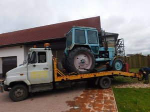 Эвакуатор ЗИЛ БЫЧОК ТАЩИТ МТЗ 80 и полный кузов еще ПРИЧЕНДАЛ!