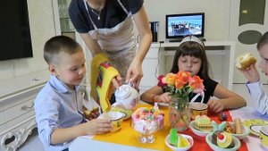 Чайная вечеринка дома / Белый танец / Смешные детки