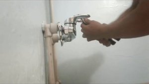 Установить смеситель в ванной.installing a faucet in the bathroom.