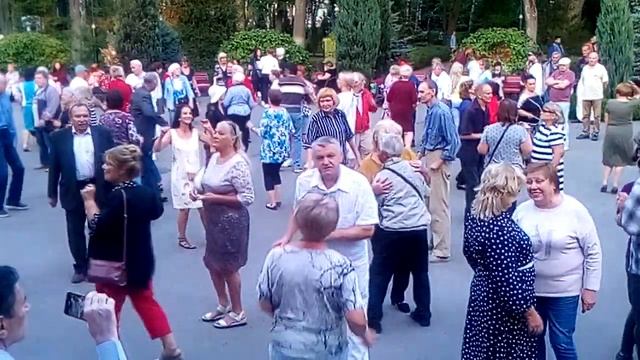 10. Ты легкою походочкой.  Танцевать ретро танцы в парке горького Харьков под ретро  музыку.