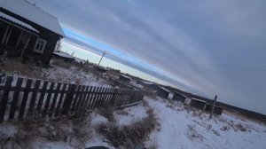 Выпал первый снег, установил отвал на каракат, сделал полки в баню.