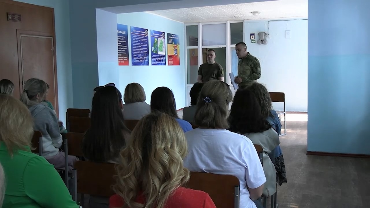 Сотрудники МВД по Луганской Народной Республике провели ряд лекций для родителей учеников