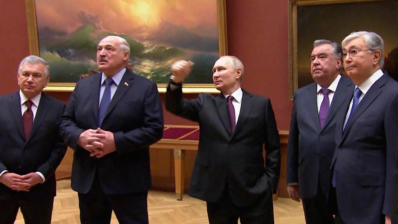 Второй день неформального саммита СНГ в Санкт-Петербурге начался с экскурсии по залам Русского музея