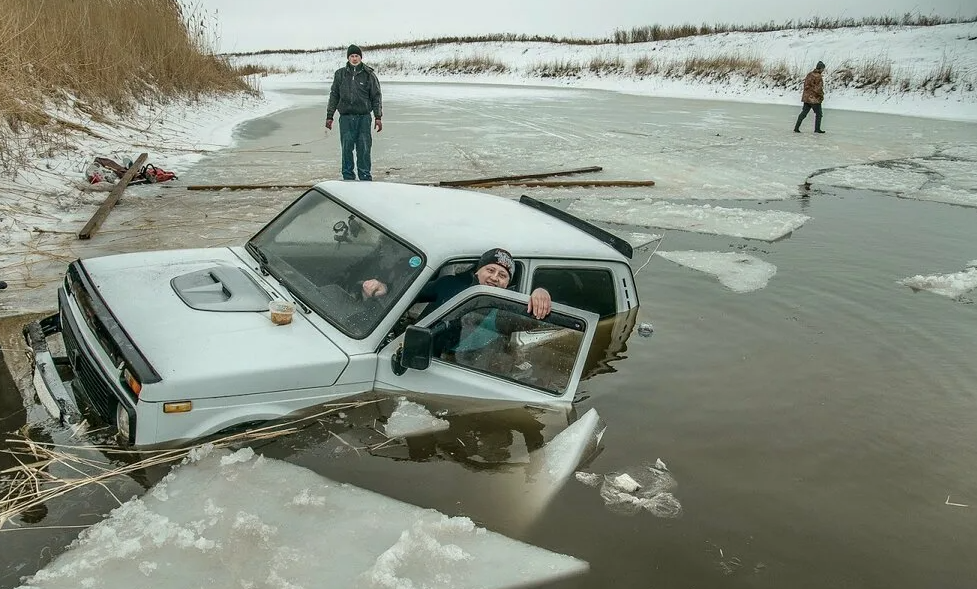 Можно на машине на лед. Машина во льду. Машина подо льдом. Машина на льдине. Машина тонет на льду.