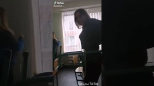 Пролезть через школьный стул / Тренды TikTok / Я знаю на что ты будешь смотреть ?