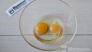 Жареный яичный рис с овощами и вареной колбасой по-китайски
