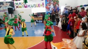 Айназ Уланкызы - Новый год 1класс танец Крэзи фрог