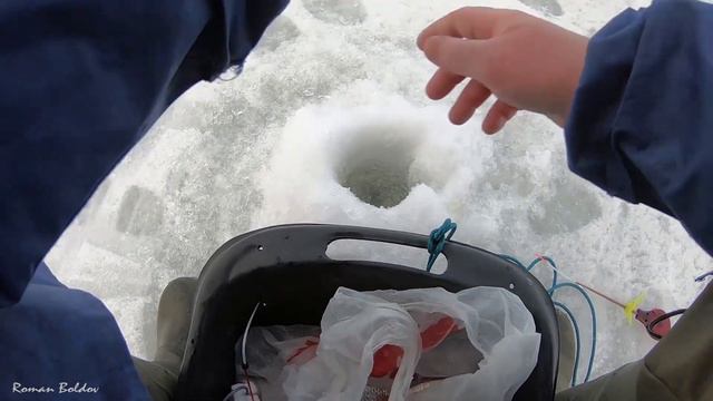 Рыбалка " В ПОИСКЕ КРУПНОЙ ПЛОТВЫ и СОРОГИ " Первый и Последний лёд на реке и водохранилище смотреть онлайн