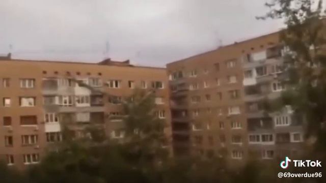 Инопланетянин лазает по домам или хороший монтаж