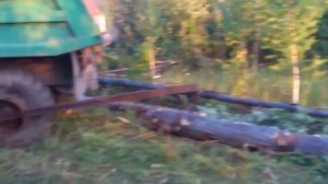 Необычная погрузка леса на самосвал