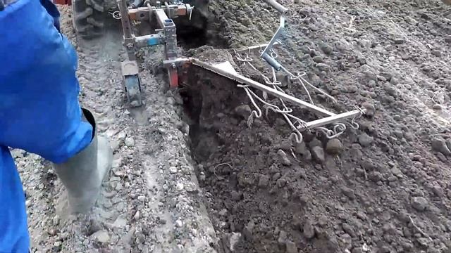 Весенняя пахота огорода. Отвал с прутами и борона на плуге смотреть онлайн